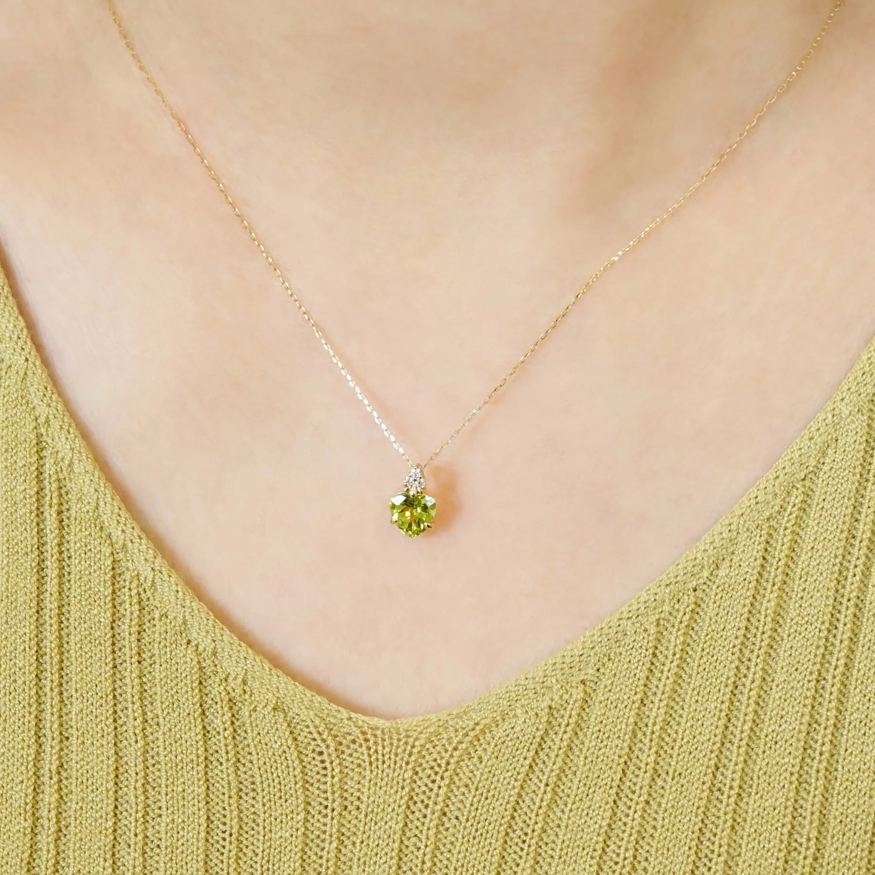 10K Trilliant Peridot Necklace (Yellow Gold)
