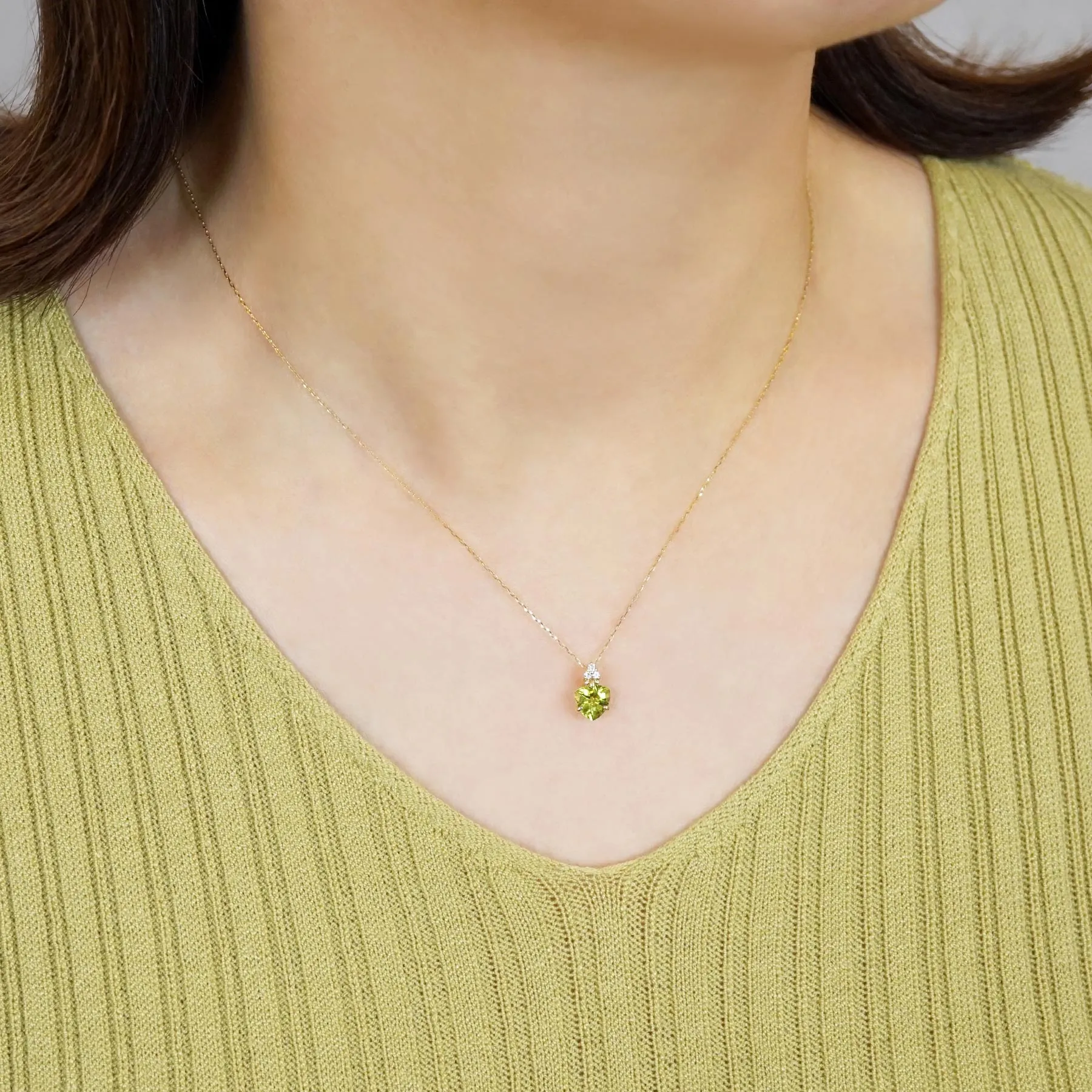 10K Trilliant Peridot Necklace (Yellow Gold)